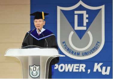 제71회 학위 수여식에서 졸업식사를 전하는 박재규 총장