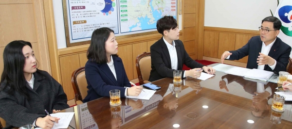 경남대학보사, 창신대학보사와 허성무 창원시장과의 합동 인터뷰가 2018년 11월 20일 오전 11시에 창원시청 시장실에서 진행되었다.