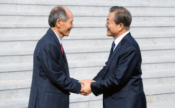 기념식에서 만난 박재규 총장(왼쪽)과 문재인 대통령(오른쪽)    / 사진 제공: 청와대
