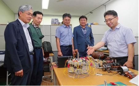 황승국 교수(오른쪽)가 비야디 투자사전팀에게 ‘양자 발전 시스템’ 작동 원리를 설명하고 있다.