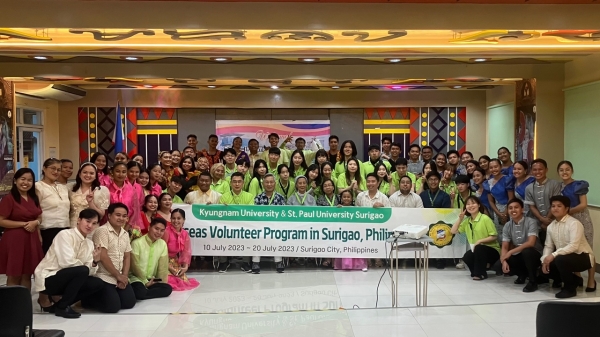 필리핀 세인폴대학교 및 고등학교 자원봉사자들과의 단체 사진