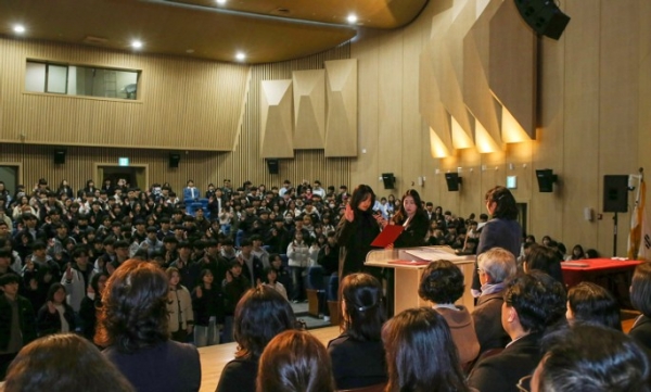 사범대학 신입생 입학식 및 오리엔테이션에서 신입생들이 입학선서를 하고 있다