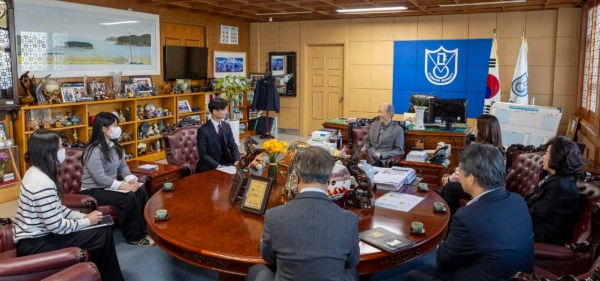 개교 79주년을 기념하는 학내 언론 3사 학생 대표단과 박재규 총장과의 합동 인터뷰가 2025년 4월 2일 오후 4시 30분에 본관 3층 총장실에서 진행됐다.