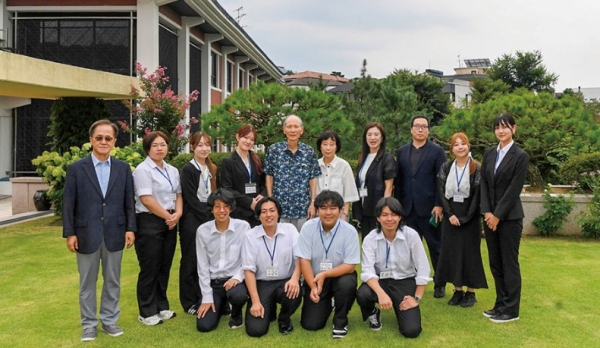 동일본국제대학교 학생방문단 극동문제연구소에서 기념 촬영