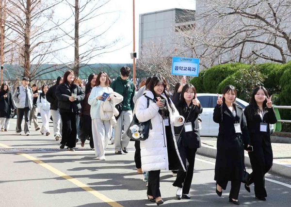 입학식을 마치고 학과 오리엔테이션을 위해 이동하는 음악교육과 신입생들