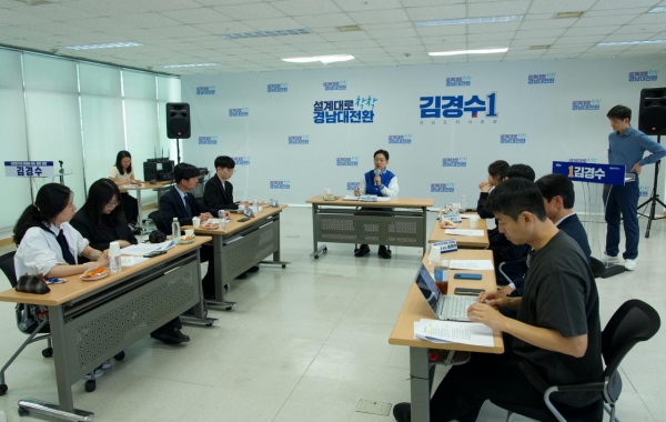 도내 대학 언론과 인터뷰를 진행하는 김경수 후보 사진 제공: 김경수 더불어민주당 경남도지사 후보 캠프