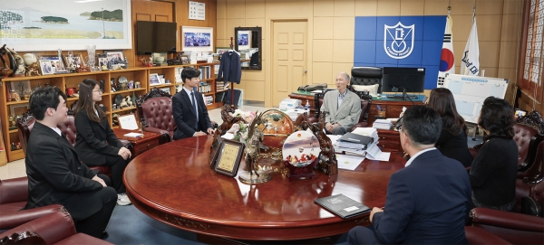 개교 80주년을 기념하는 학내 언론 3사 학생 대표단과 박재규 총장과의 합동 인터뷰가 2026년 4월 28일 오후 5시 30분에 본관 3층 총장실에서 진행됐다.
