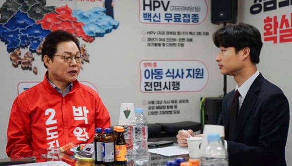 도내 대학 언론과 인터뷰를 진행하는 박완수 후보(왼쪽)와 학보사 편집국장 박성한(오른쪽) 사진 제공: 원지현 대학언론인 네트워크 의장