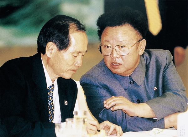 2000. 6. 14. 김정일 위원장 옆 자리에 앉아 남북관계 발전을 위해 중요한 대화를나눴다.