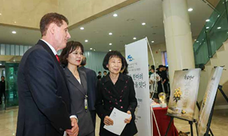 (왼쪽부터) 특별전을 둘러보는 잭 마리나이 교수, 홍선영 국제처장, 김선향 북한대학원대학교 이사장