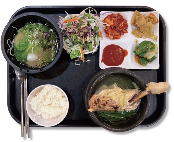 차림(정식)으로 나온 이북식 닭장각찜과 동치미 냉쫄면