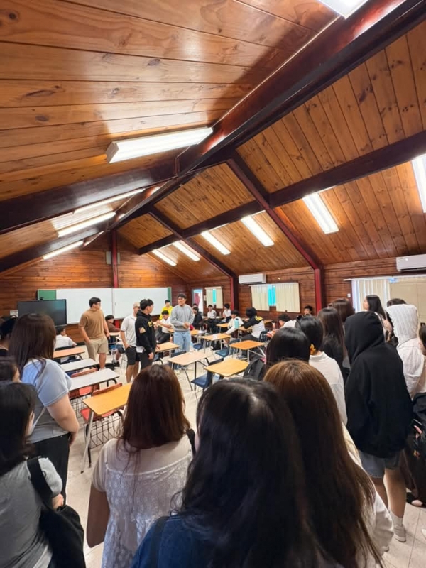 한마 글로벌 스프린트 해외 연수단이 괌 파더 두에냐스 고등학교에서 수업을 참관 중이다